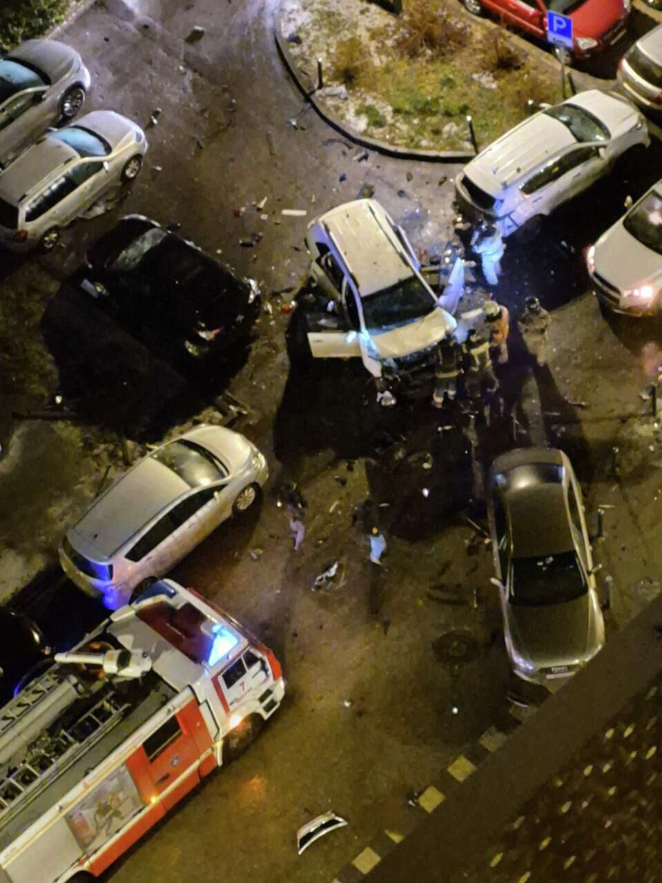 Автомобиль взорвался во дворе дома на Ясеневой улице в Москве