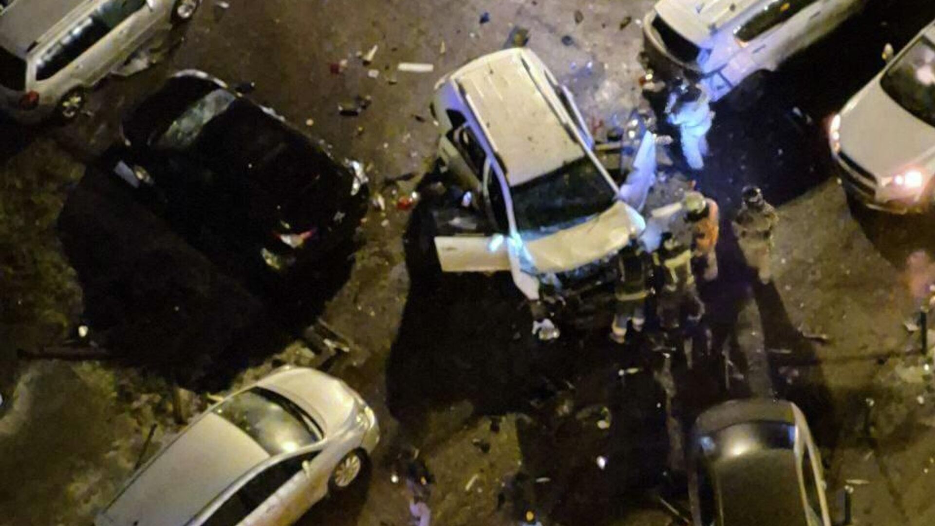 Автомобиль взорвался во дворе дома на Ясеневой улице в Москве - РИА Новости, 1920, 22.12.2025