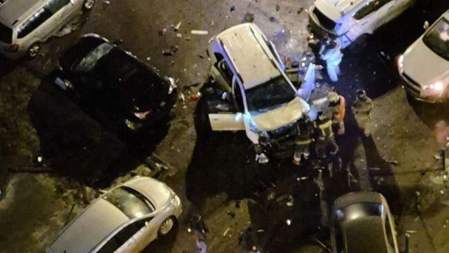 Автомобиль взорвался во дворе дома на Ясеневой улице в Москве