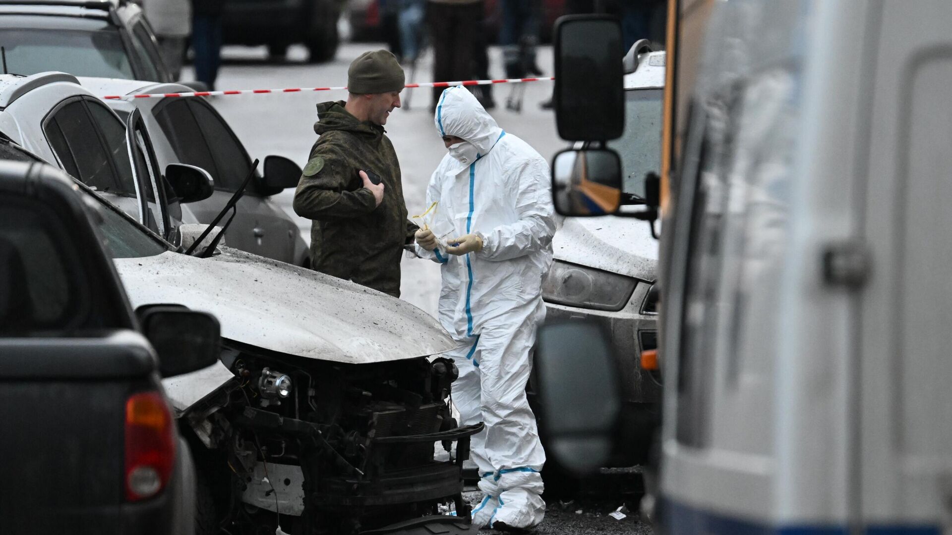 Сотрудники спецслужб работают на месте взрыва автомобиля Kia Sorento на парковке на улице Ясеневая в районе Орехово-Борисово - РИА Новости, 1920, 22.12.2025