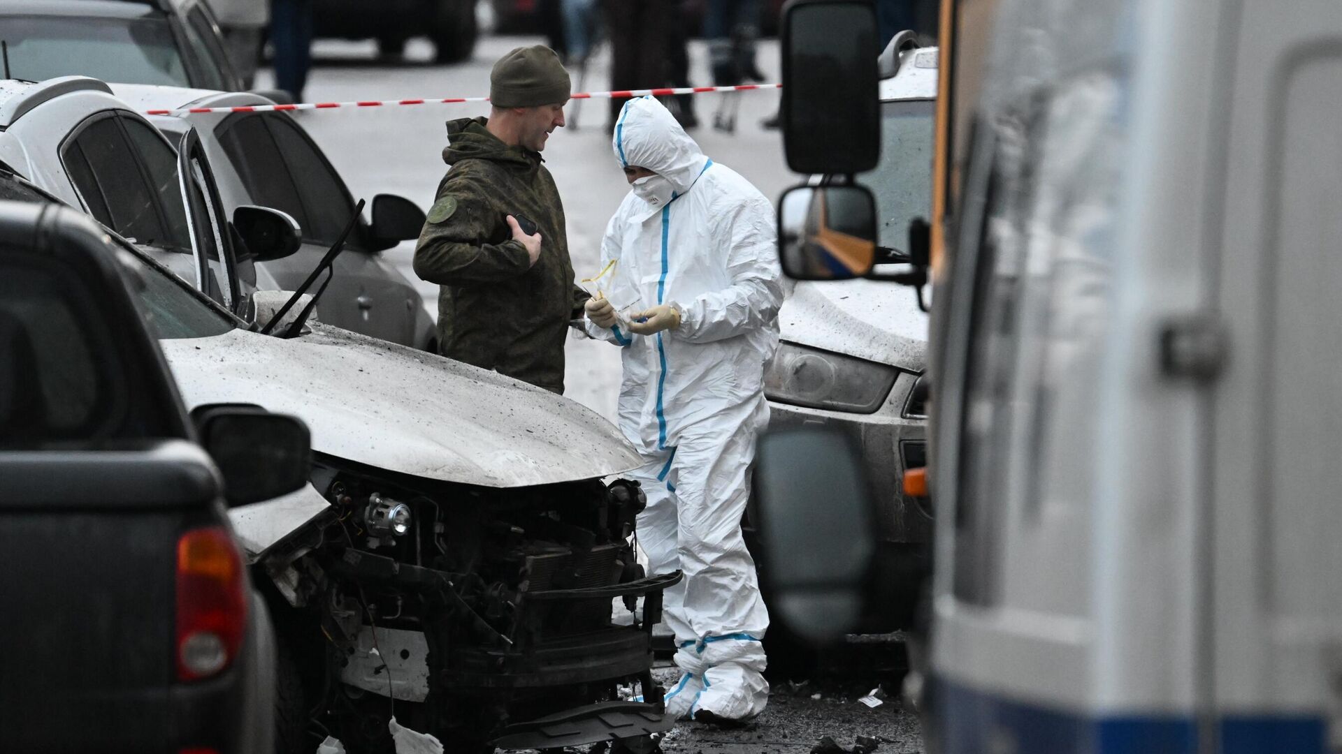Сотрудники спецслужб работают на месте взрыва автомобиля Kia Sorento на парковке на улице Ясеневая в районе Орехово-Борисово - РИА Новости, 1920, 22.12.2025