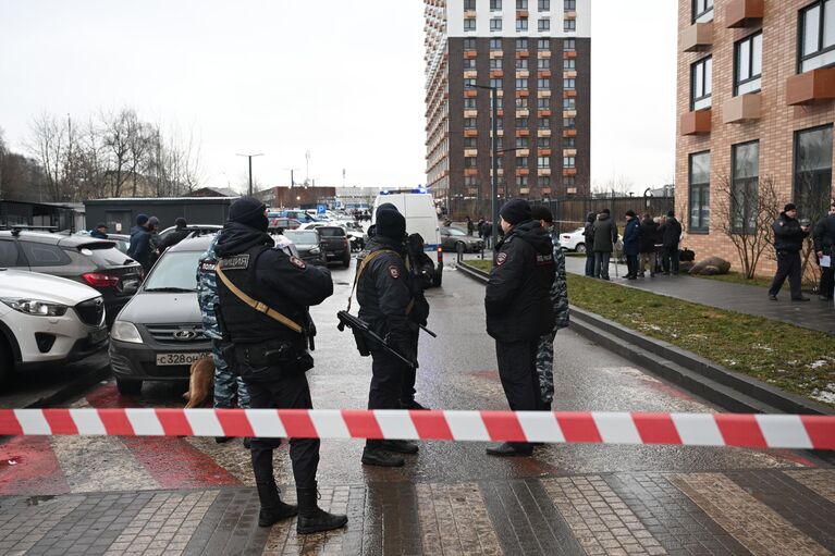 Сотрудники спецслужб работают на месте взрыва автомобиля Kia Sorento на парковке на улице Ясеневая в районе Орехово-Борисово