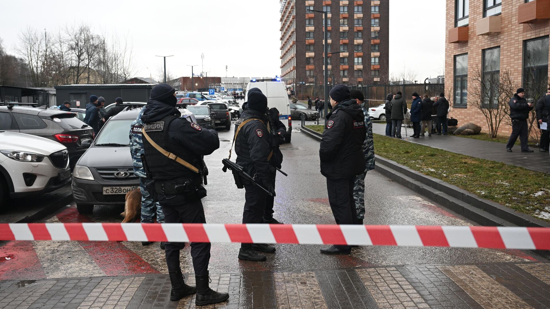 Сотрудники спецслужб работают на месте взрыва автомобиля Kia Sorento на парковке на улице Ясеневая в районе Орехово-Борисово - РИА Новости, 1920, 22.12.2025