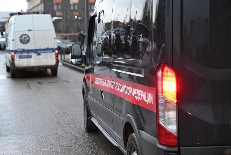 Автомобиль следственного комитета на месте взрыва автомобиля Kia Sorento на парковке на улице Ясеневая в районе Орехово-Борисово