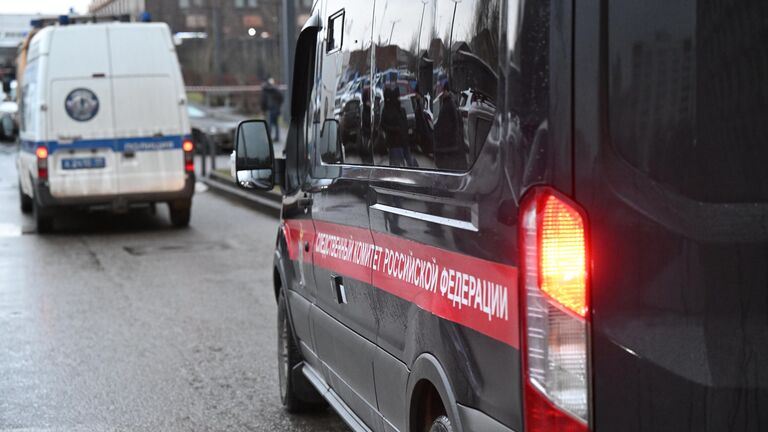 Автомобиль следственного комитета на месте взрыва автомобиля Kia Sorento на парковке на улице Ясеневая в районе Орехово-Борисово