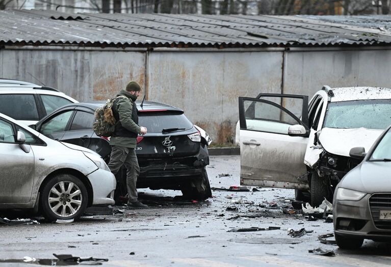 Сотрудники спецслужб работают на месте взрыва автомобиля Kia Sorento на парковке на улице Ясеневая в районе Орехово-Борисово