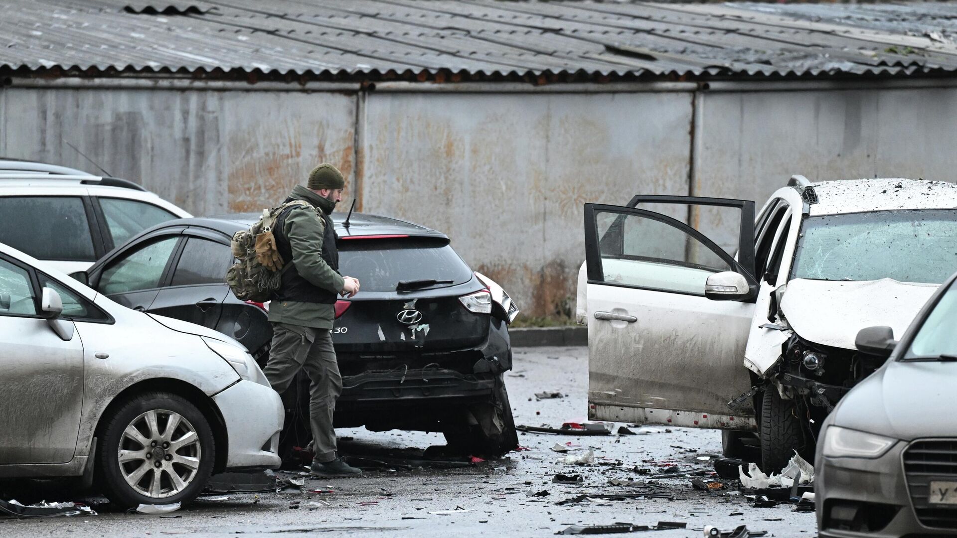 Сотрудники спецслужб работают на месте взрыва автомобиля Kia Sorento на парковке на улице Ясеневая в районе Орехово-Борисово - РИА Новости, 1920, 22.12.2025