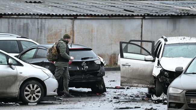 Сотрудники спецслужб работают на месте взрыва автомобиля Kia Sorento на парковке на улице Ясеневая в районе Орехово-Борисово