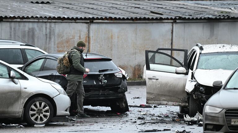 Сотрудники спецслужб работают на месте взрыва автомобиля Kia Sorento на парковке на улице Ясеневая в районе Орехово-Борисово