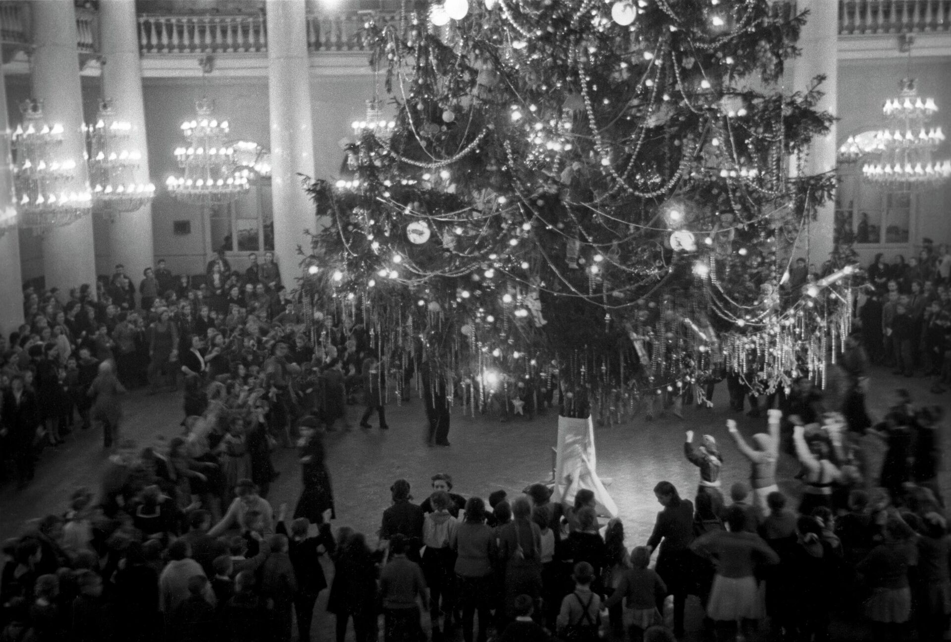 Новогоднее представление в Колонном зале Дома Союзов (1949) - РИА Новости, 1920, 22.12.2025
