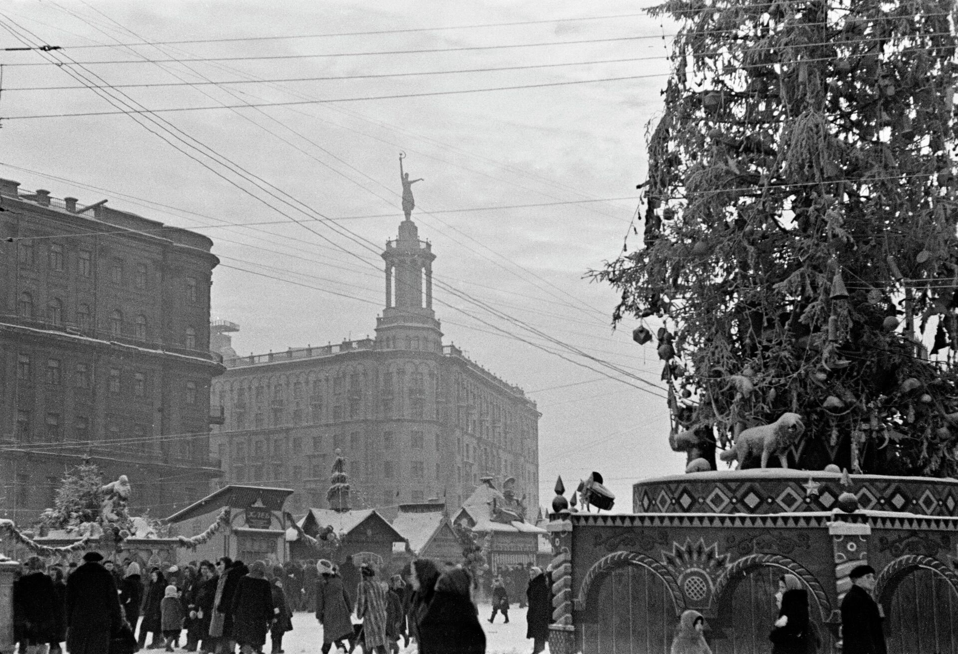 Новогодняя ярмарка на Пушкинской площади в Москве (1947) - РИА Новости, 1920, 22.12.2025