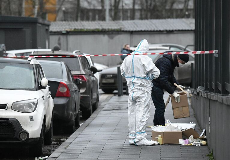 Сотрудники спецслужб работают на месте взрыва автомобиля Kia Sorento на парковке на улице Ясеневая в районе Орехово-Борисово