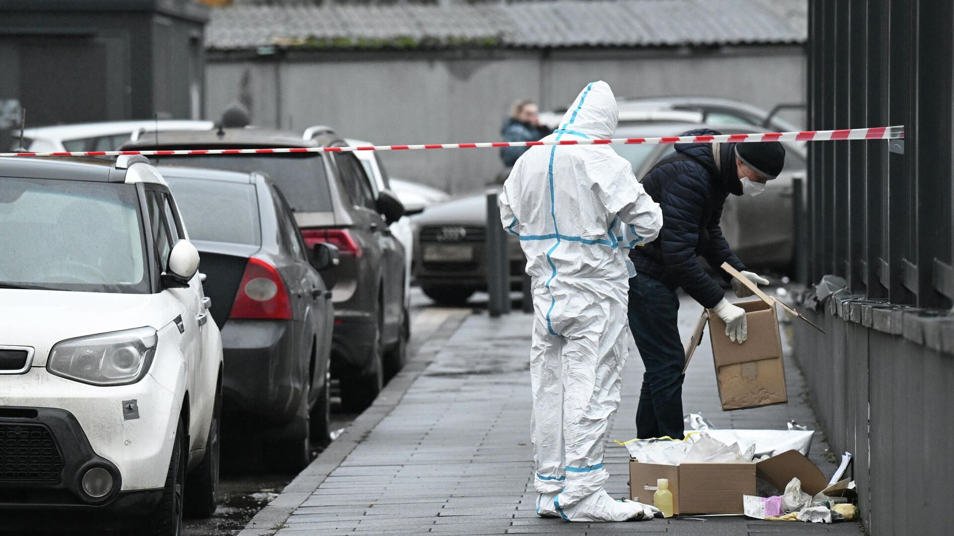 Сотрудники спецслужб работают на месте взрыва автомобиля Kia Sorento на парковке на улице Ясеневая в районе Орехово-Борисово - РИА Новости, 1920, 22.12.2025