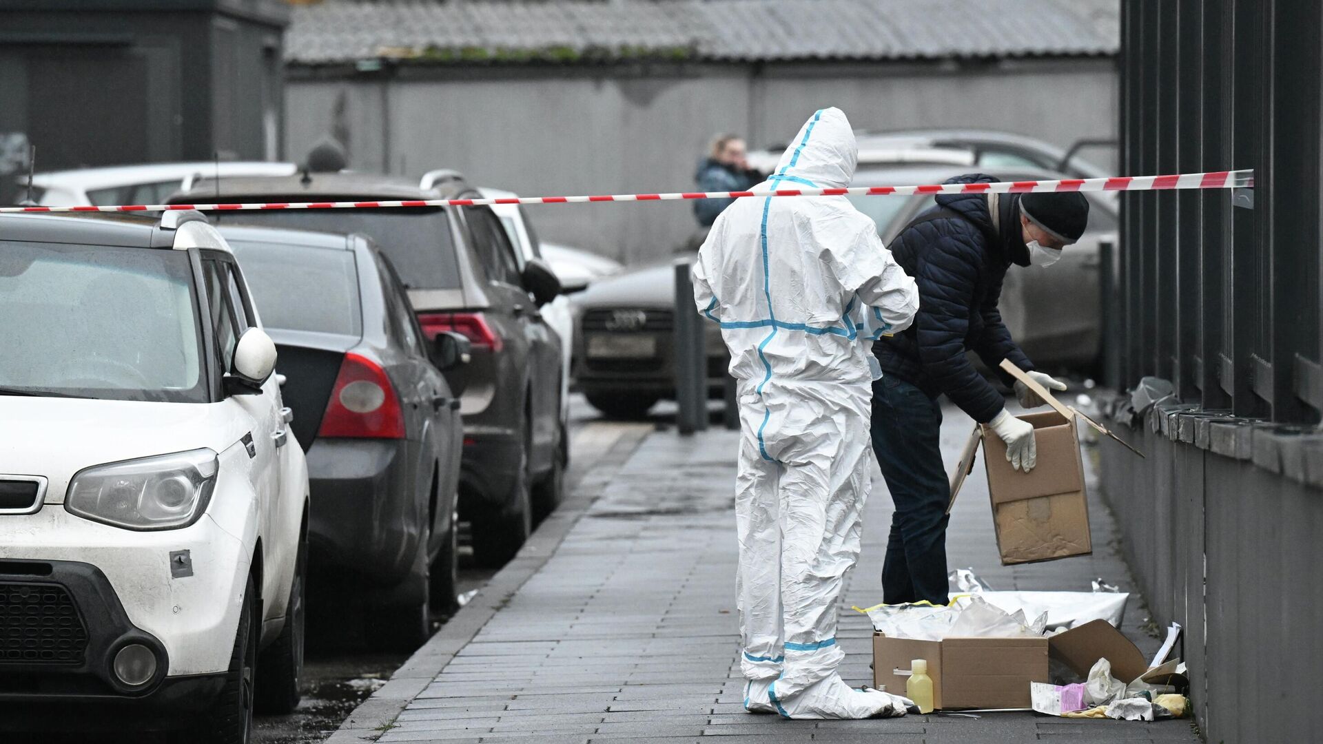 Сотрудники спецслужб работают на месте взрыва автомобиля Kia Sorento на парковке на улице Ясеневая в районе Орехово-Борисово - РИА Новости, 1920, 22.12.2025