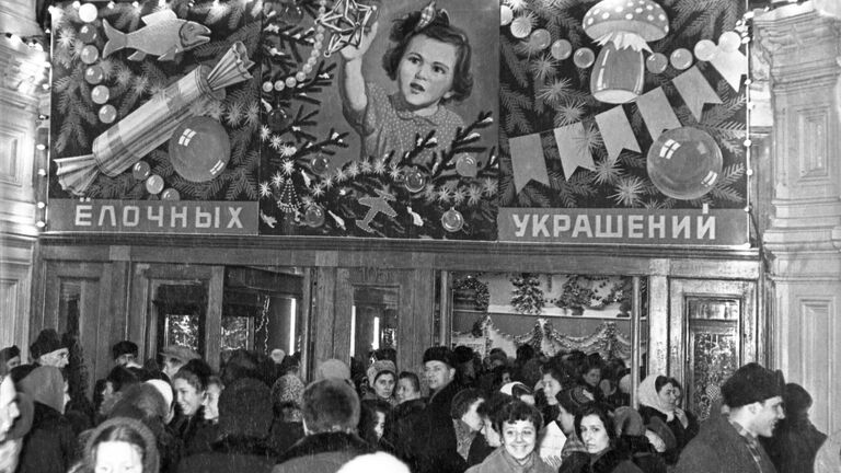 Продажа елочных украшений в ГУМе (1956)