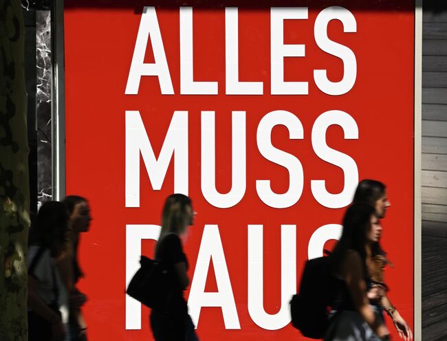 Витрина закрывающего магазина модной компании с надписью Все должно быть распродано, Гессен, Франкфурт-на-Майне Витрина закрывающего магазина модной компании с надписью Все должно быть распродано, Гессен, Франкфурт-на-Майне