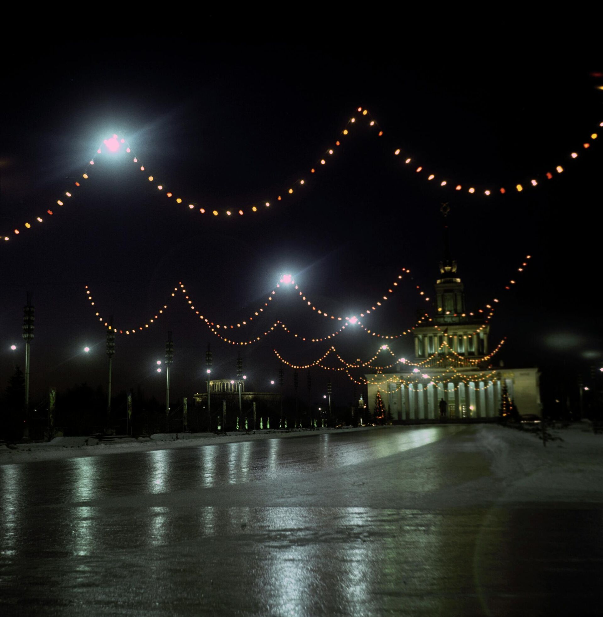 Каток на Выставке достижений народного хозяйства в новогоднюю ночь (1973) - РИА Новости, 1920, 22.12.2025