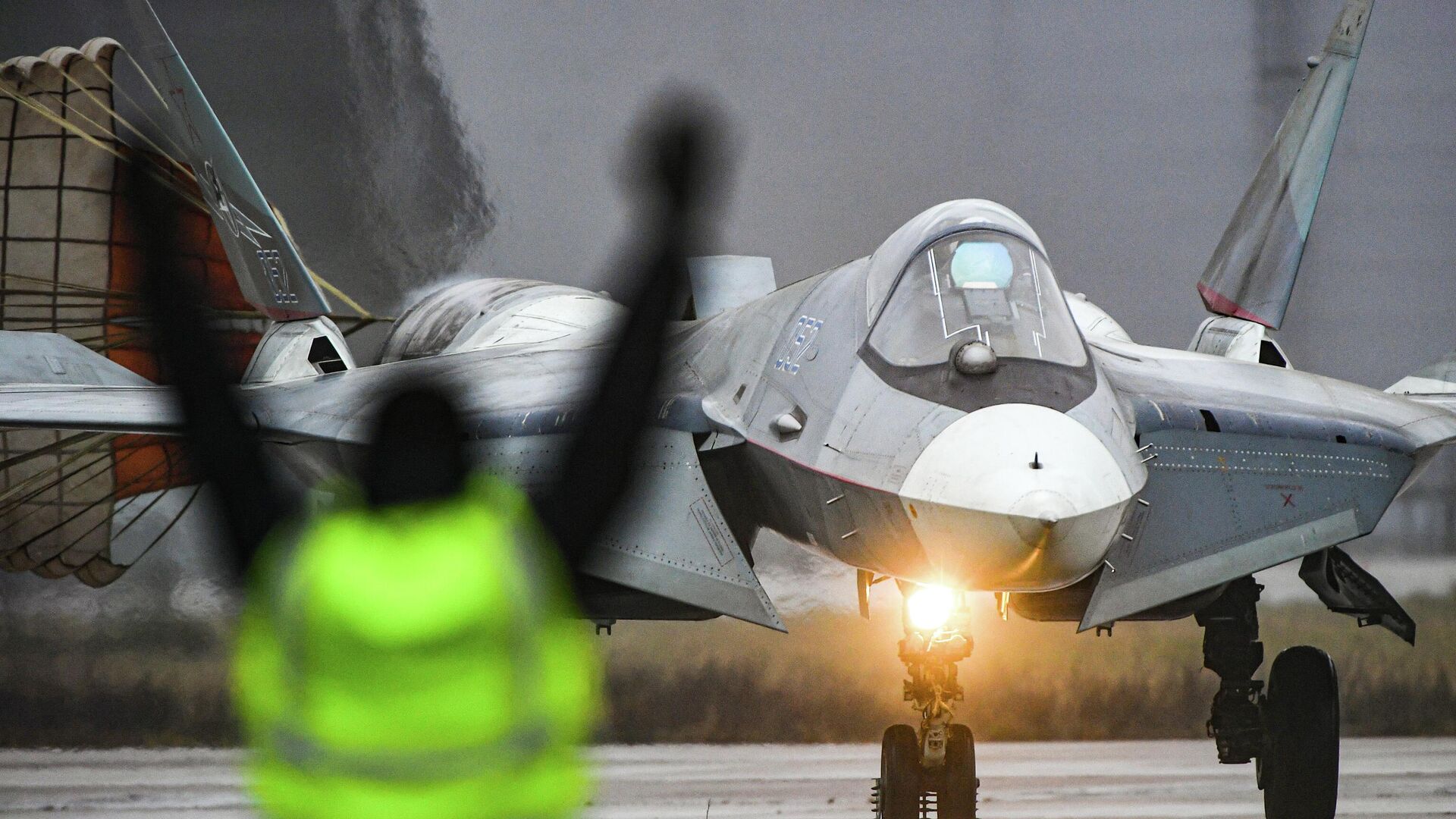 Истребитель Су-57 совершил первый полет с двигателем пятого поколения в Жуковском - РИА Новости, 1920, 22.12.2025