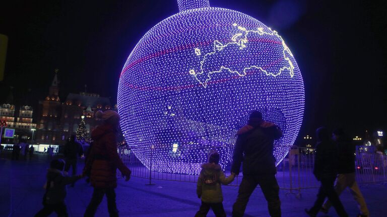 Гигантский ёлочный шар высотой 17 метров на Манежной площади в Москве (2015)