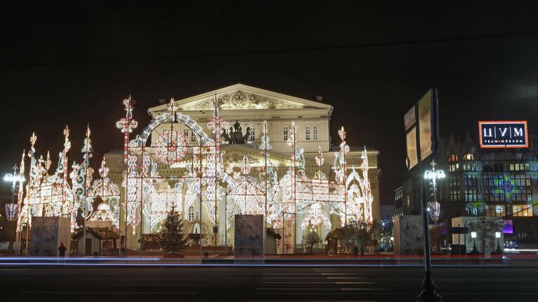 Вид на здание Большого театра на Театральной площади в предновогодней Москве (2015)