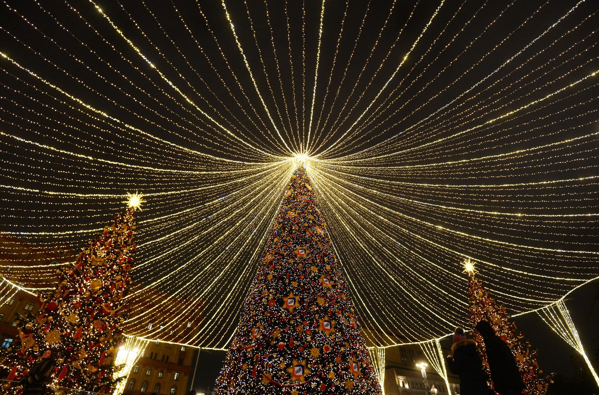 Новогодняя иллюминация на Лубянской площади в Москве (2018) - РИА Новости, 1920, 22.12.2025