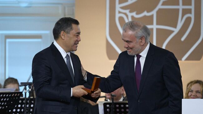 Президент Киргизии Садыр Жапаров и генеральный директор Большого театра, дирижер Валерий Гергиев на церемонии вручения Международной премии мира имени Л.Н.Толстого лидерам стран – членов СНГ. 21 декабря 2025