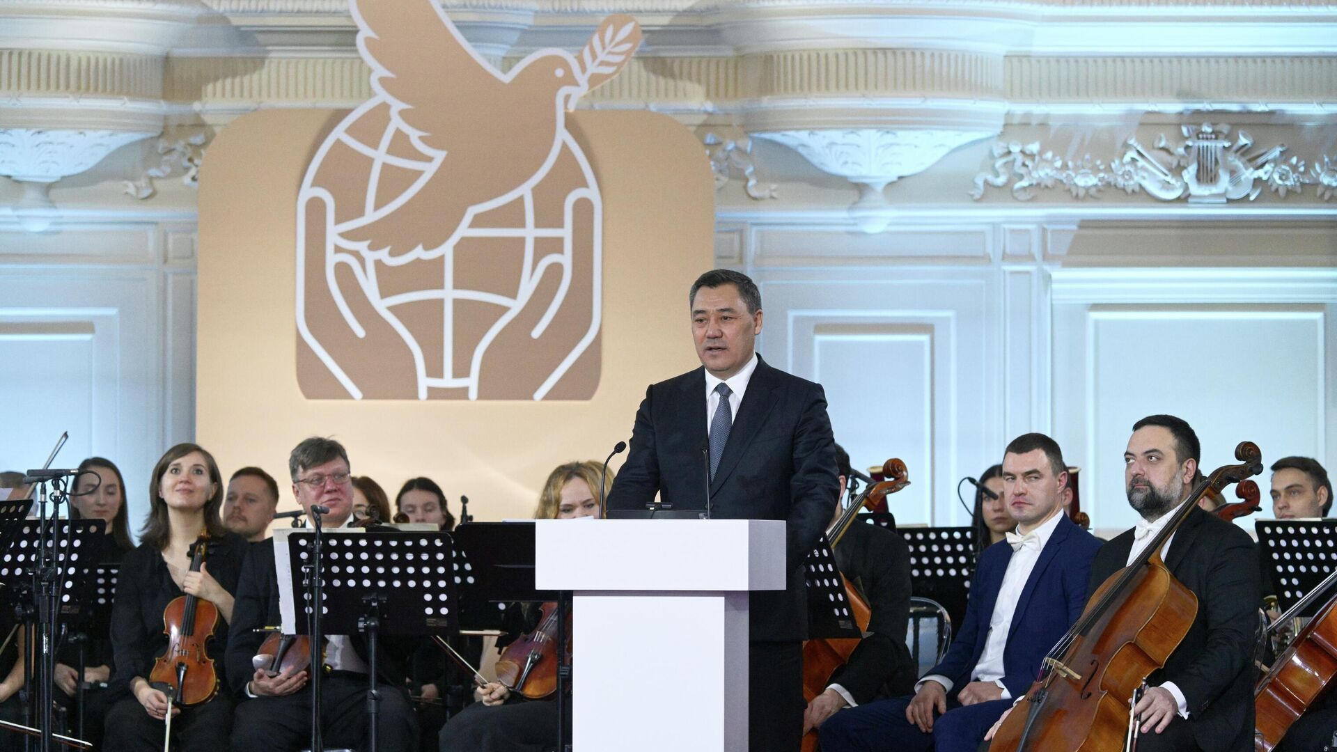 Президент Киргизии Садыр Жапаров на церемонии вручения Международной премии мира имени Л.Н.Толстого лидерам стран – членов СНГ. 21 декабря 2025 - РИА Новости, 1920, 21.12.2025