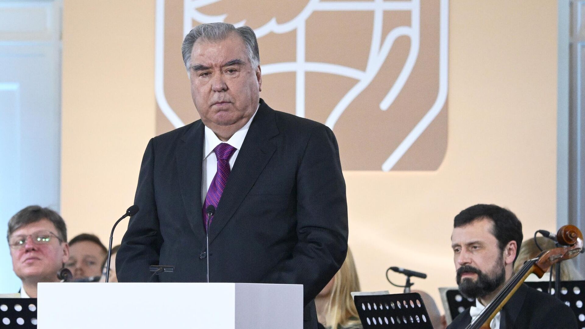 Президент Таджикистана Эмомали Рахмон на церемонии вручения Международной премии мира имени Л.Н.Толстого лидерам стран – членов СНГ. 21 декабря 2025 - РИА Новости, 1920, 21.12.2025