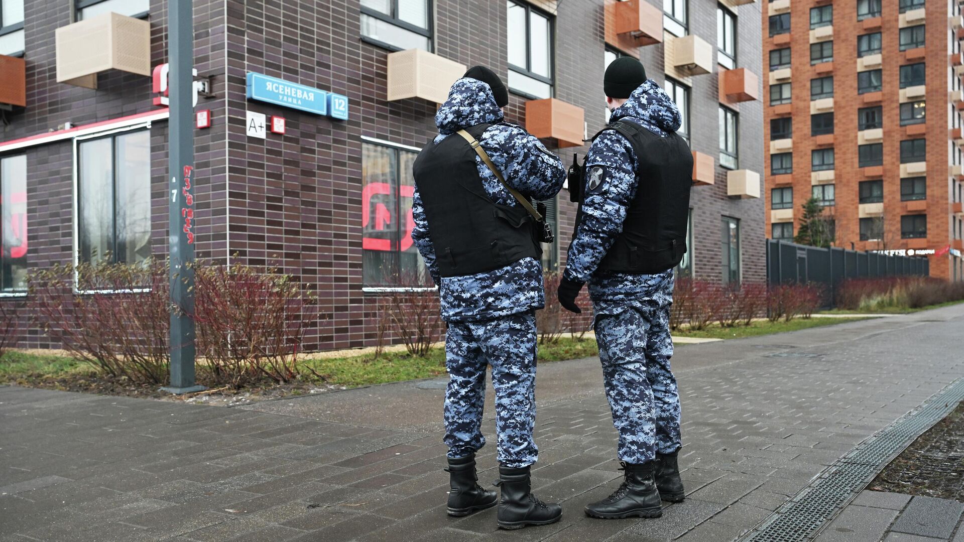 Сотрудники спецслужб работают на месте взрыва автомобиля Kia Sorento на парковке на улице Ясеневая в районе Орехово-Борисово - РИА Новости, 1920, 22.12.2025