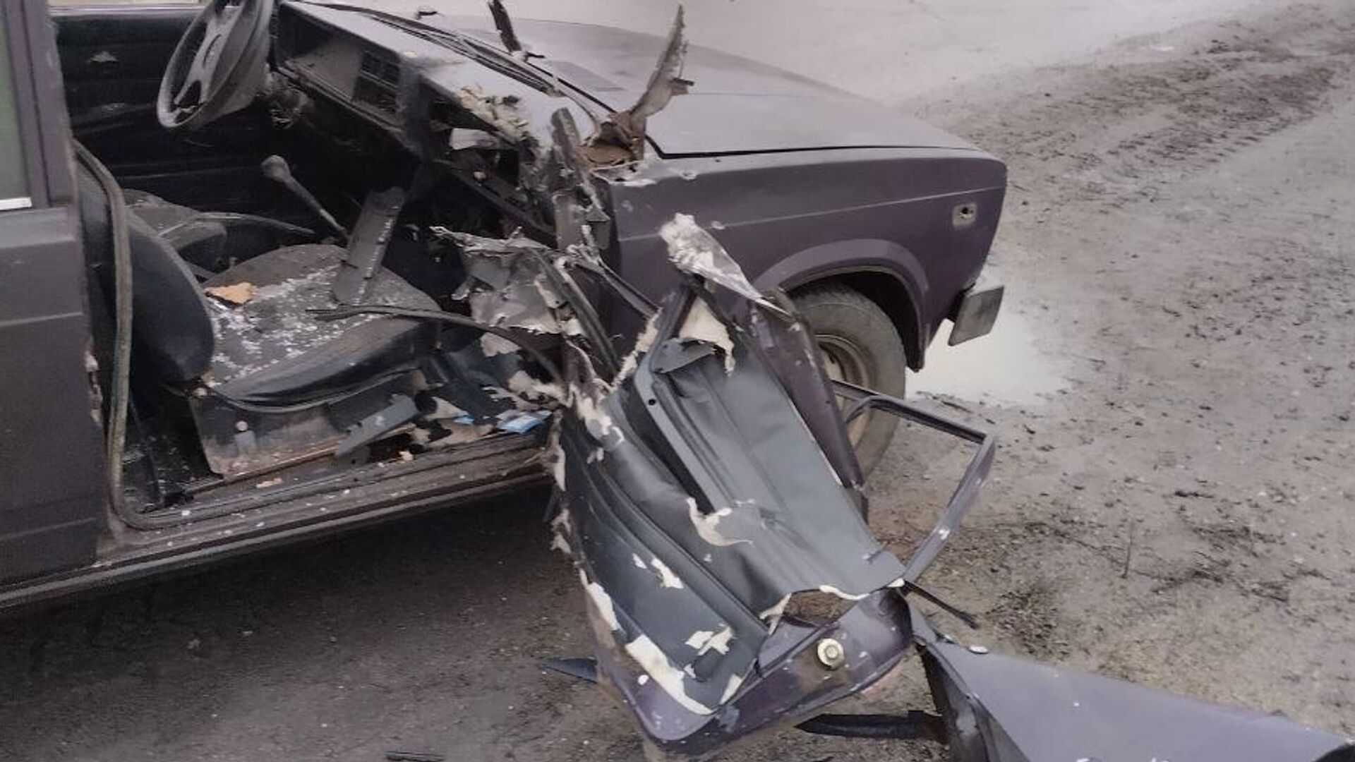 Дрон ВСУ ударил по гражданской машине в Пологах Запорожской области. 22 декабря 2025 - РИА Новости, 1920, 22.12.2025