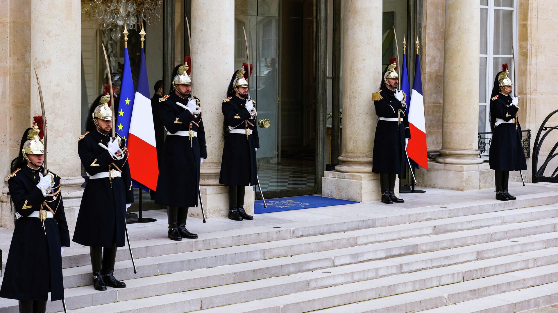 Французская республиканская гвардия у входа в Елисейский дворец в Париже - РИА Новости, 1920, 22.12.2025