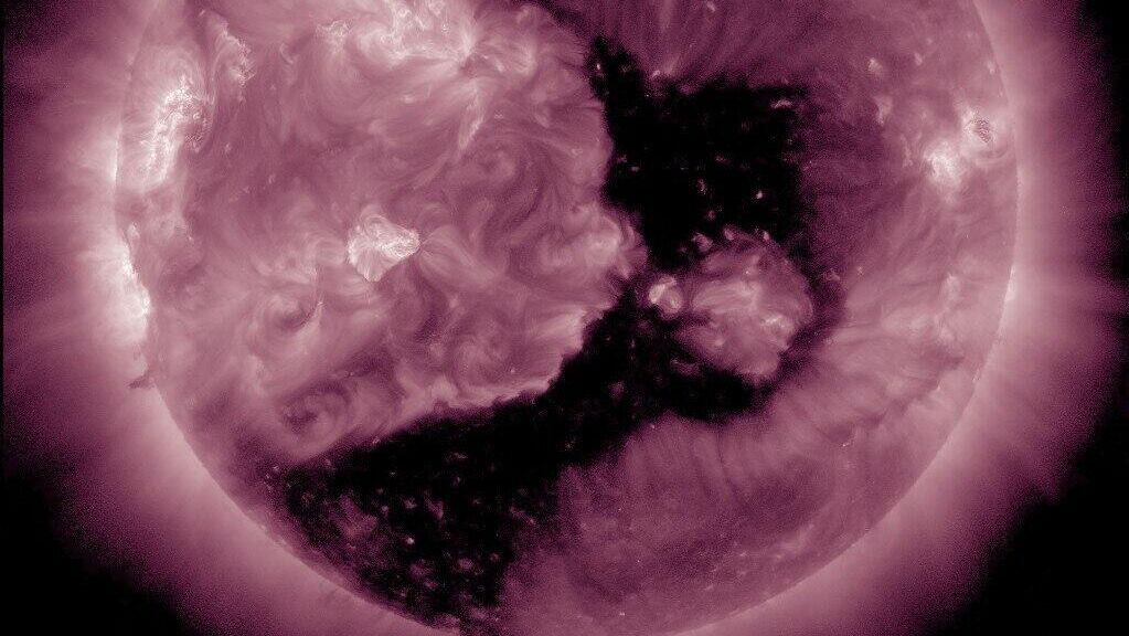 Поток солнечного ветра из появившейся на Солнце корональной дыры - РИА Новости, 1920, 22.12.2025