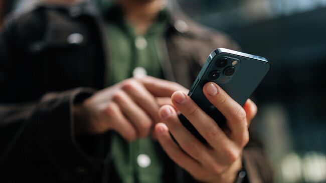 Мужчина со смартфоном