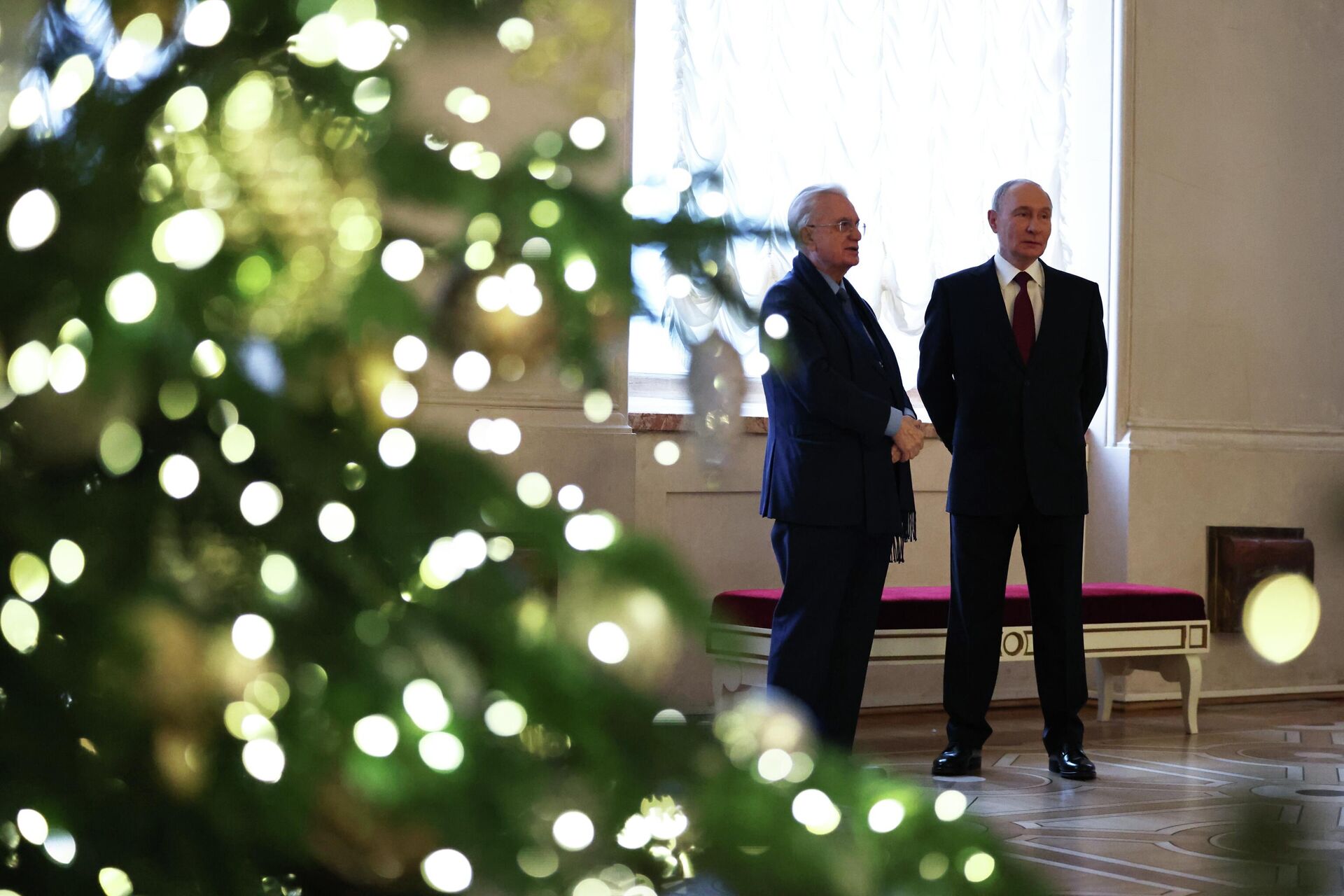 Президент РФ Владимир Путин и генеральный директор Государственного Эрмитажа Михаил Пиотровский перед началом экскурсии в Государственном Эрмитаже в рамках неформального саммита СНГ