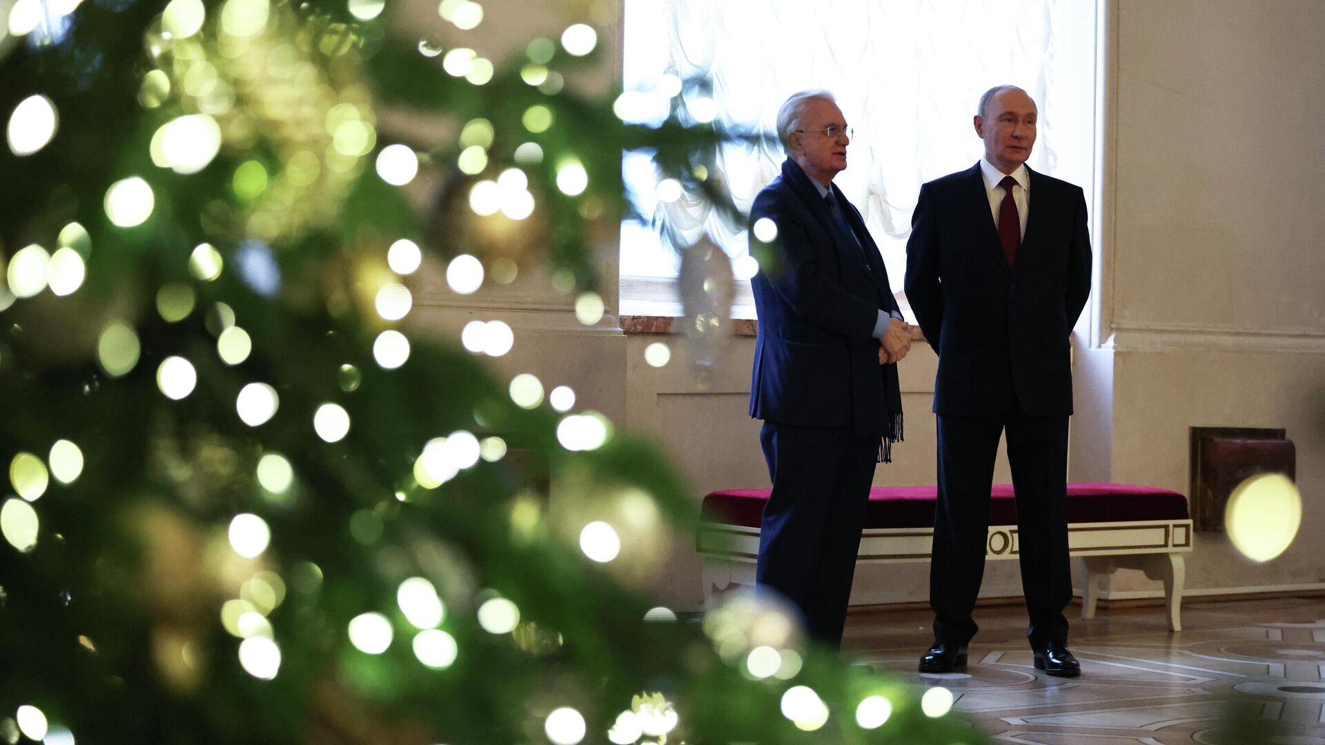 Президент РФ Владимир Путин и генеральный директор Государственного Эрмитажа Михаил Пиотровский перед началом экскурсии в Государственном Эрмитаже в рамках неформального саммита СНГ - РИА Новости, 1920, 22.12.2025