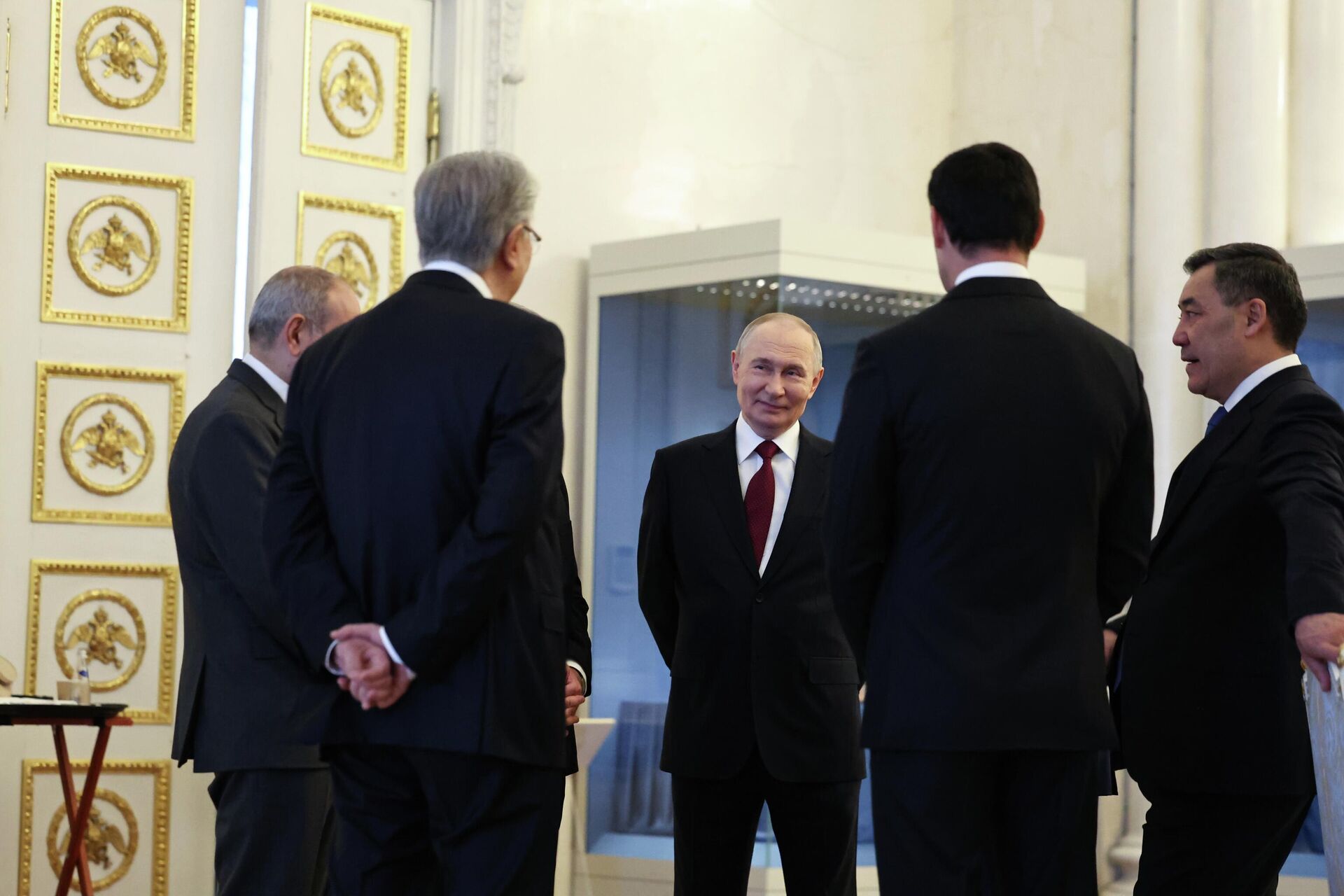 Президент РФ Владимир Путин и лидеры стран СНГ перед началом экскурсии в Государственном Эрмитаже в рамках неформального саммита СНГ в Санкт-Петербурге