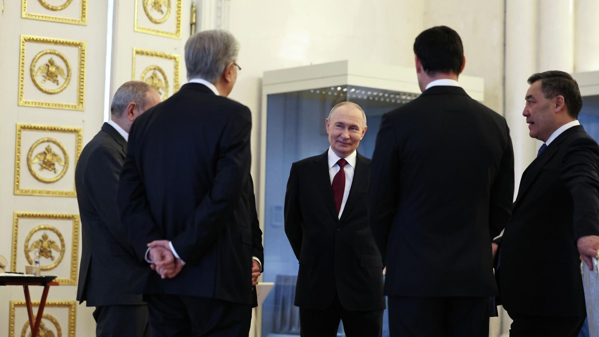 Президент РФ Владимир Путин и лидеры стран СНГ перед началом экскурсии в Государственном Эрмитаже в рамках неформального саммита СНГ в Санкт-Петербурге. 22 декабря 2025 - РИА Новости, 1920, 22.12.2025