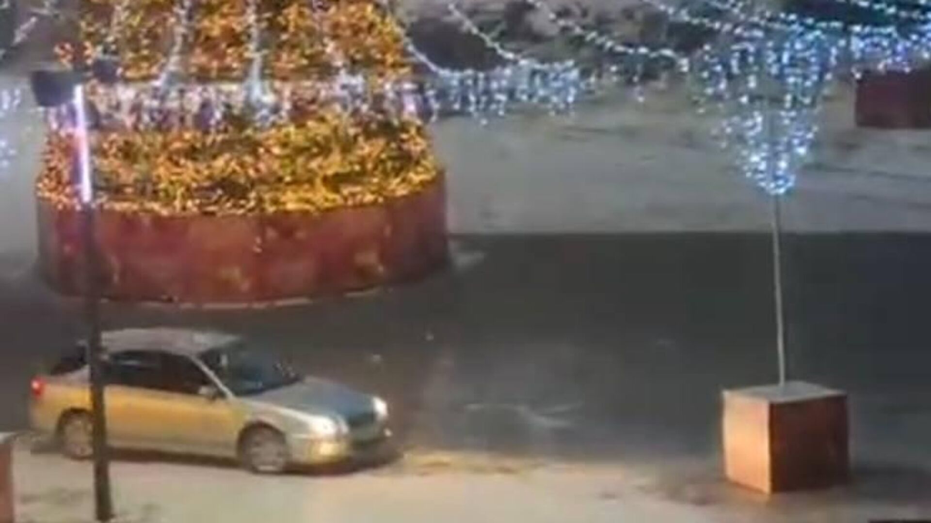 Водитель автомобиля нарезал круги вокруг новогодней ели на Центральной площади города Партизанска в Приморье - РИА Новости, 1920, 22.12.2025