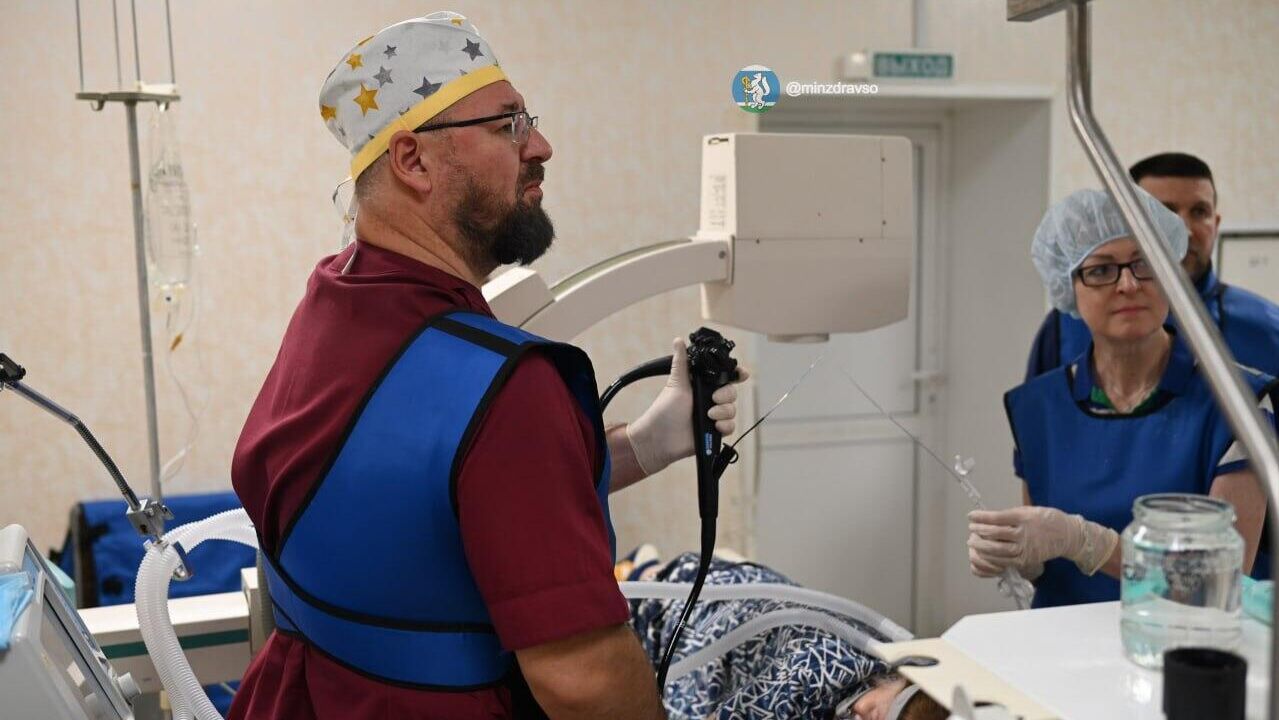 Свердловские врачи спасли 70-летнюю женщину, которая случайно заглотила сосиску целиком - РИА Новости, 1920, 22.12.2025