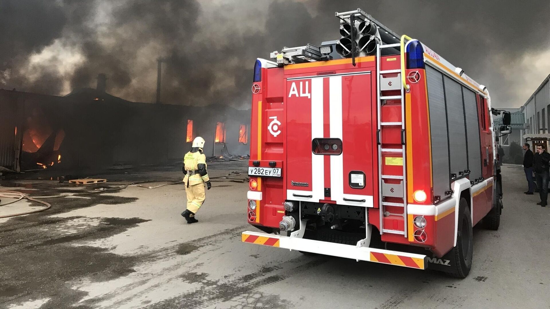 Пожар в складском помещении в селе Карагач в Кабардино-Балкарии - РИА Новости, 1920, 22.12.2025