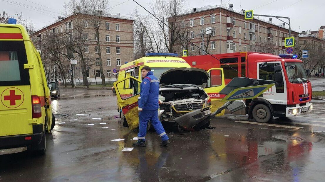 ДТП с машиной скорой помощи на востоке Москвы - РИА Новости, 1920, 22.12.2025