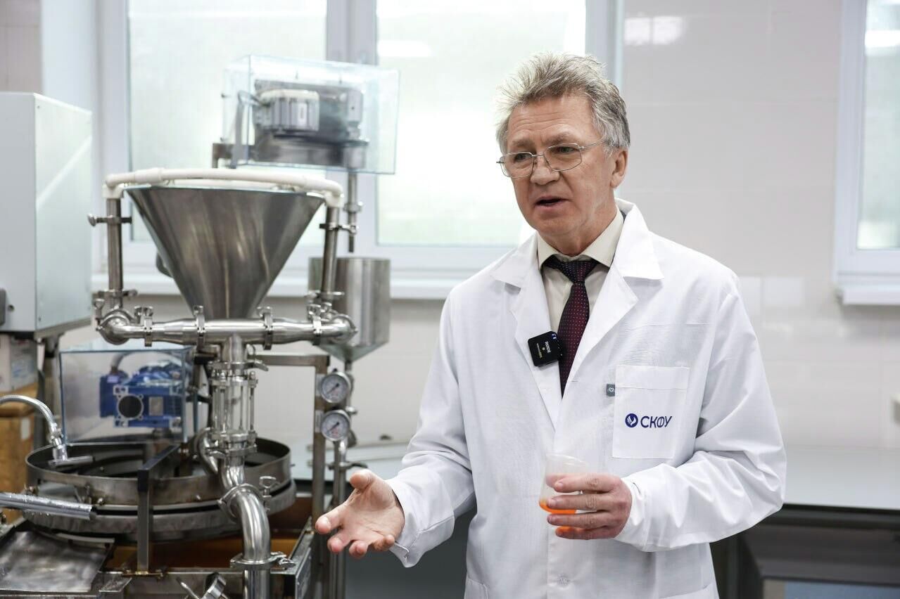 Член-корреспондент Российской академии наук, заведующий базовой кафедрой технологии молока и молочных продуктов СКФУ Иван Алексеевич Евдокимов в лаборатории 23 корпуса Северо-Кавказского федерального университета - РИА Новости, 1920, 22.12.2025