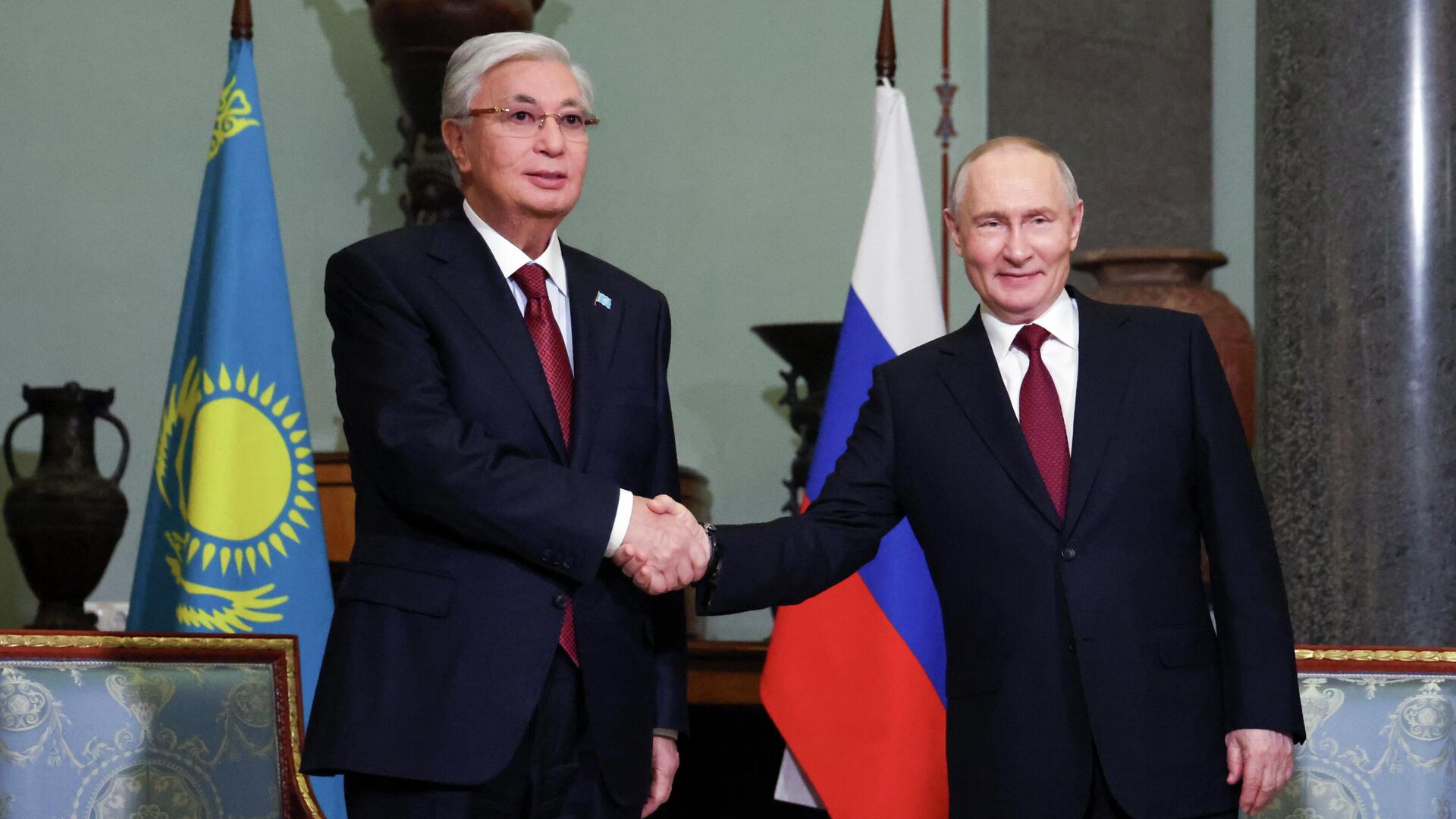 Президент РФ Владимир Путин и президент Казахстана Касым-Жомарт Токаев во время встречи в рамках неформального саммита СНГ в Санкт-Петербурге. 22 декабря 2025 - РИА Новости, 1920, 22.12.2025