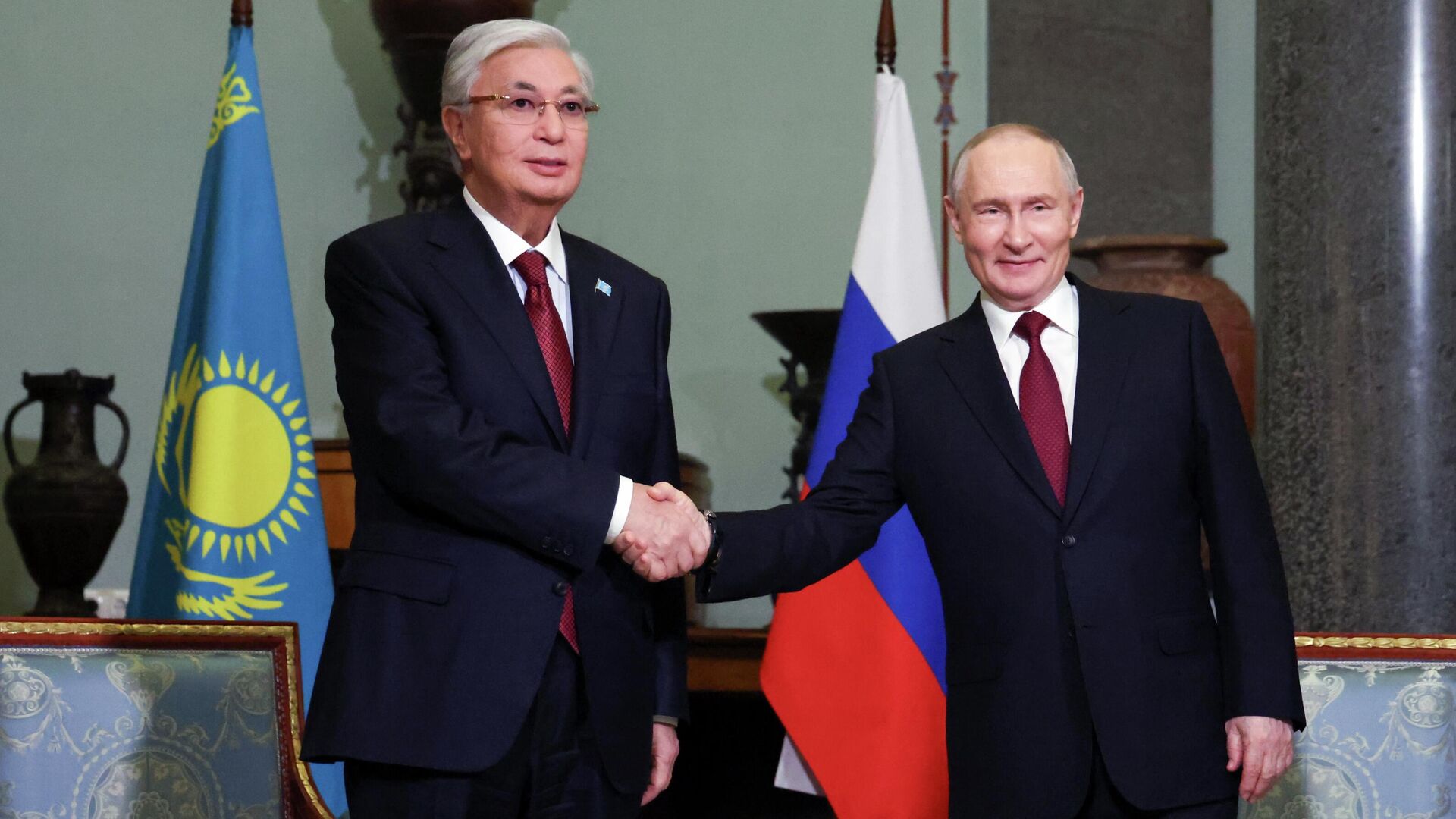 Президент РФ Владимир Путин и президент Казахстана Касым-Жомарт Токаев во время встречи в рамках неформального саммита СНГ в Санкт-Петербурге. 22 декабря 2025 - РИА Новости, 1920, 22.12.2025