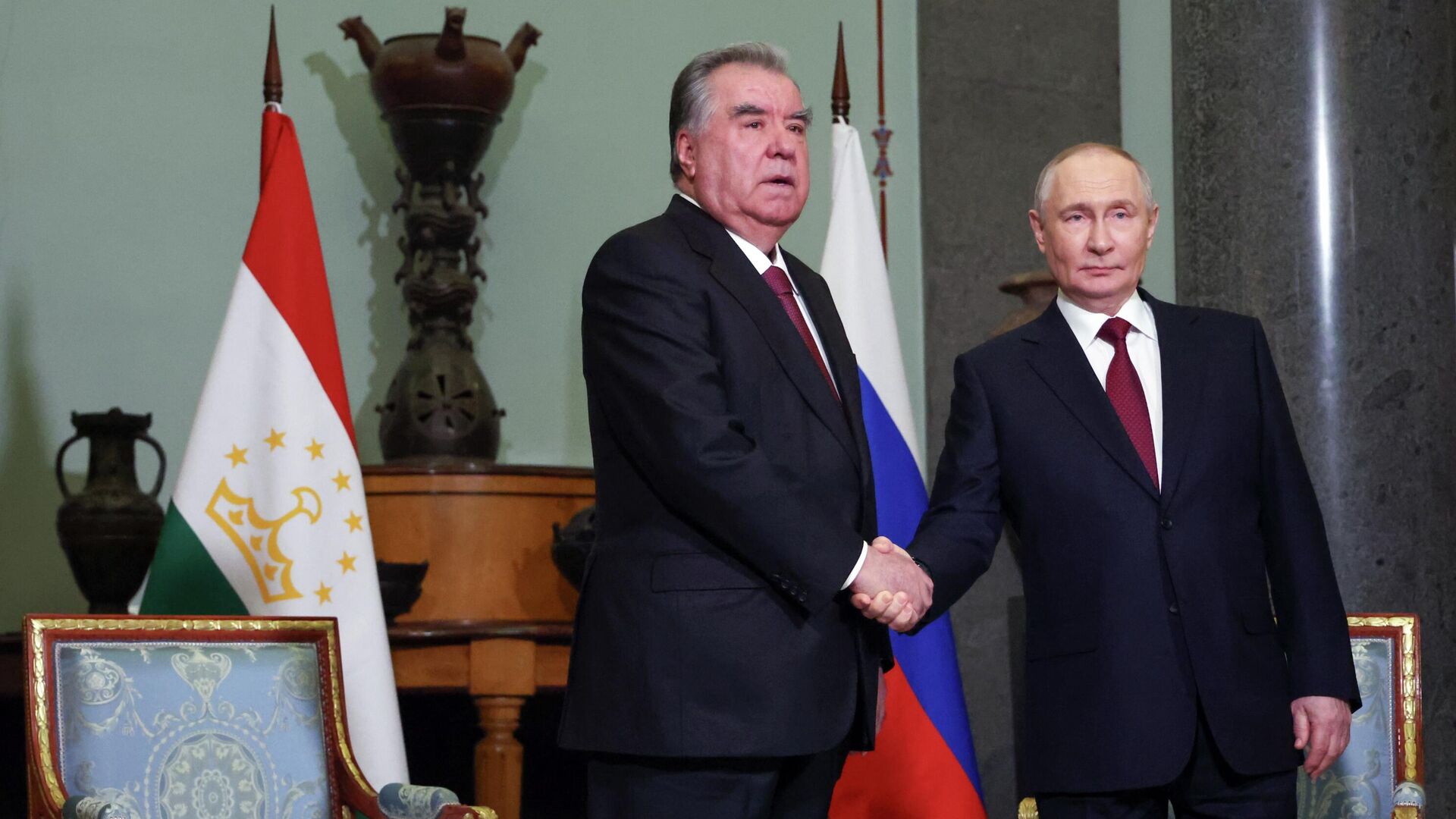 Президент РФ Владимир Путин и президент Таджикистана Эмомали Рахмон во время встречи в рамках неформального саммита СНГ в Санкт-Петербурге - РИА Новости, 1920, 22.12.2025