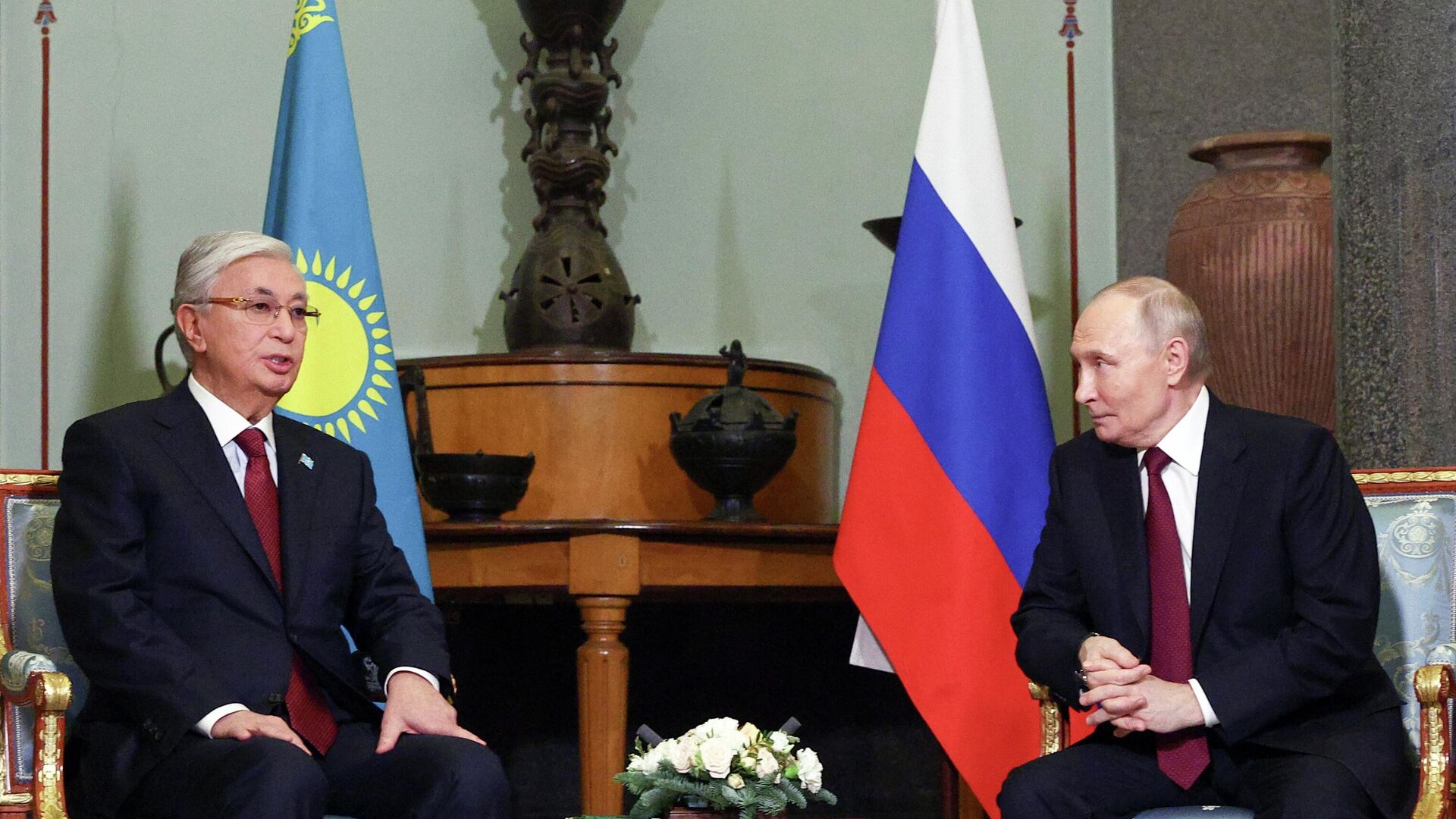 Президент РФ Владимир Путин и президент Казахстана Касым-Жомарт Токаев во время встречи в рамках неформального саммита СНГ в Санкт-Петербурге. 22 декабря 2025 - РИА Новости, 1920, 22.12.2025