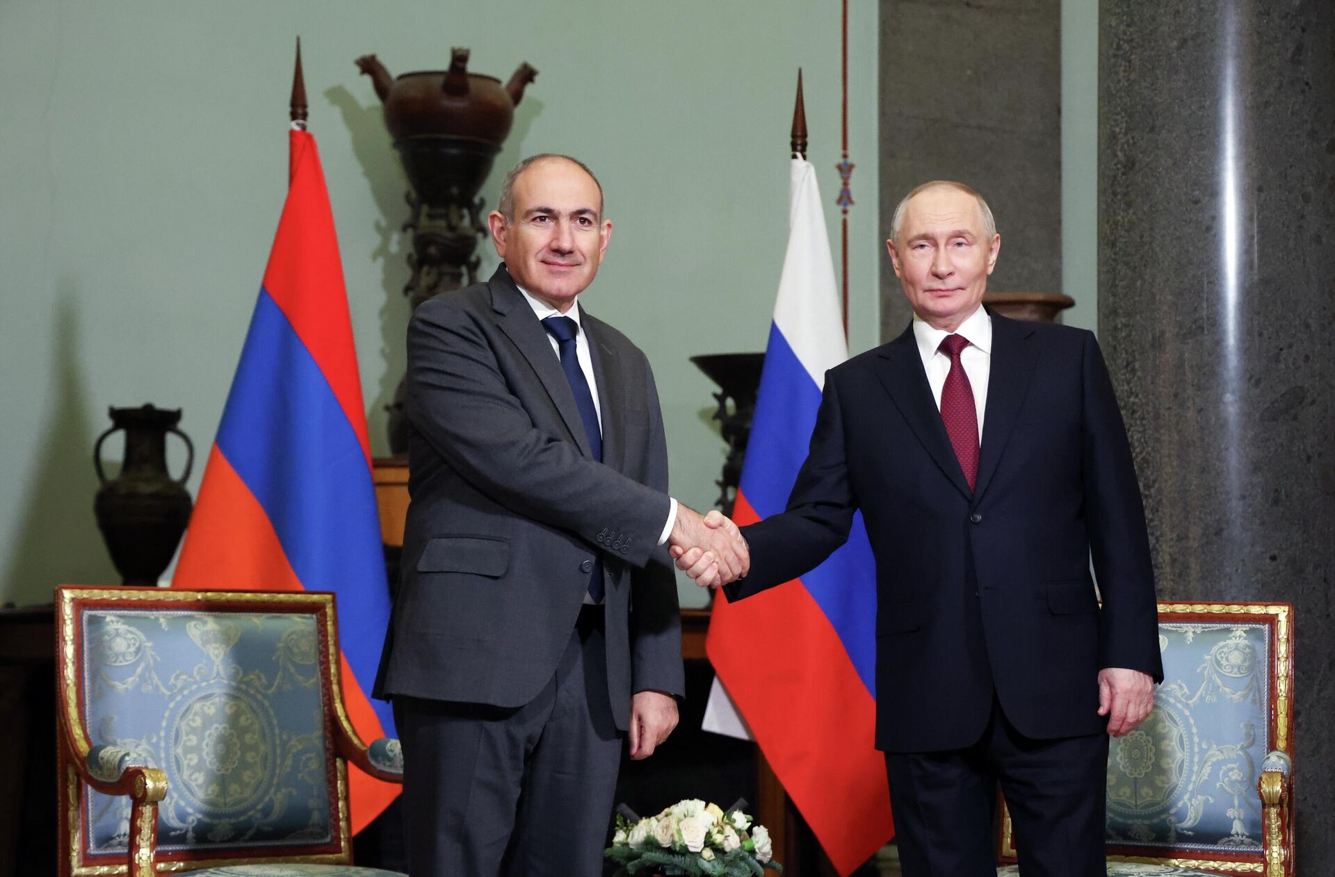 Президент РФ Владимир Путин и премьер-министр Армении Никол Пашинян во время встречи в рамках неформального саммита СНГ в Санкт-Петербурге