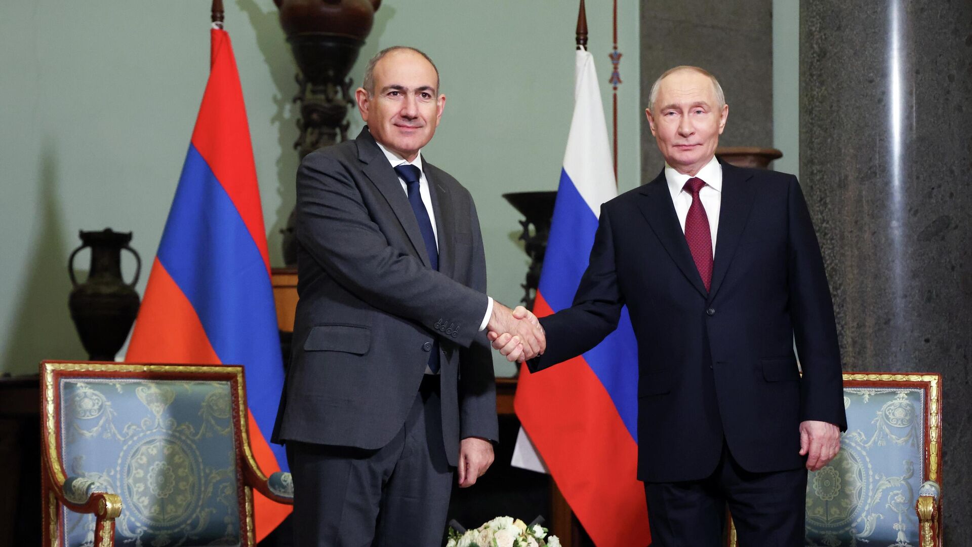 Президент РФ Владимир Путин и премьер-министр Армении Никол Пашинян во время встречи в рамках неформального саммита СНГ в Санкт-Петербурге. 22 декабря 2025 - РИА Новости, 1920, 22.12.2025