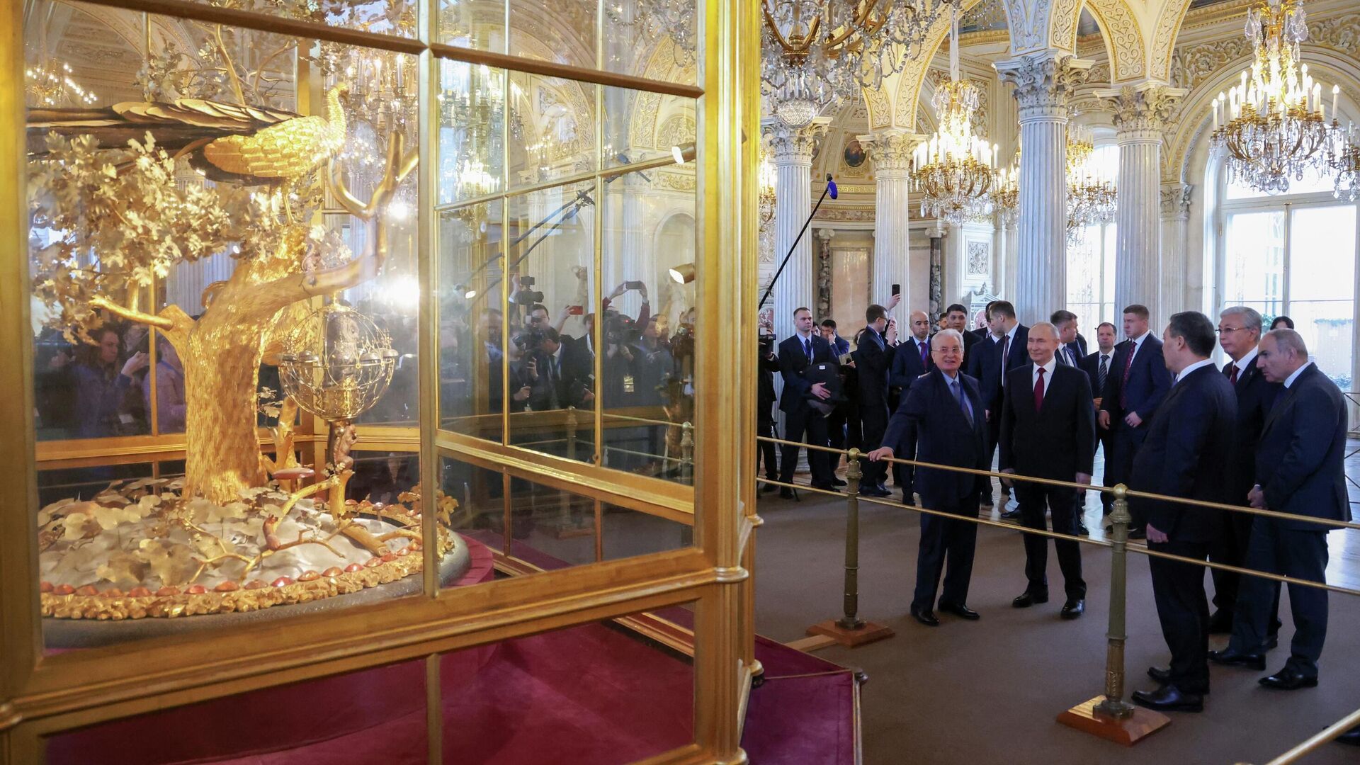 Генеральный директор Государственного Эрмитажа Михаил Пиотровский, президент РФ Владимир Путин, президент Киргизии Садыр Жапаров, президент Казахстана Касым-Жомарт Токаев и премьер-министр Армении Никол Пашинян во время экскурсии в Государственном Эрмитаже в рамках неформального саммита СНГ в Санкт-Петербурге. 22 декабря 2025 - РИА Новости, 1920, 22.12.2025