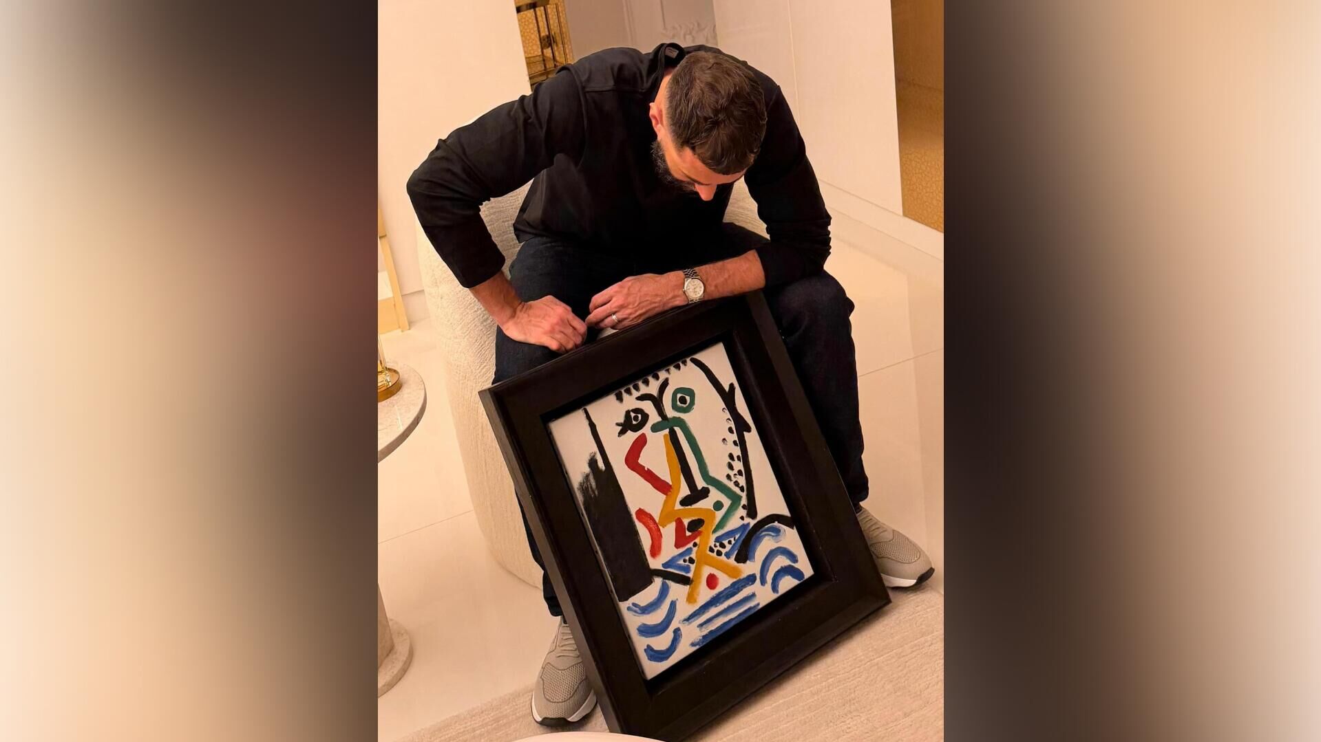 Карим Бензема с картиной Пабло Пикассо Портрет бородатого мужчины - РИА Новости, 1920, 22.12.2025